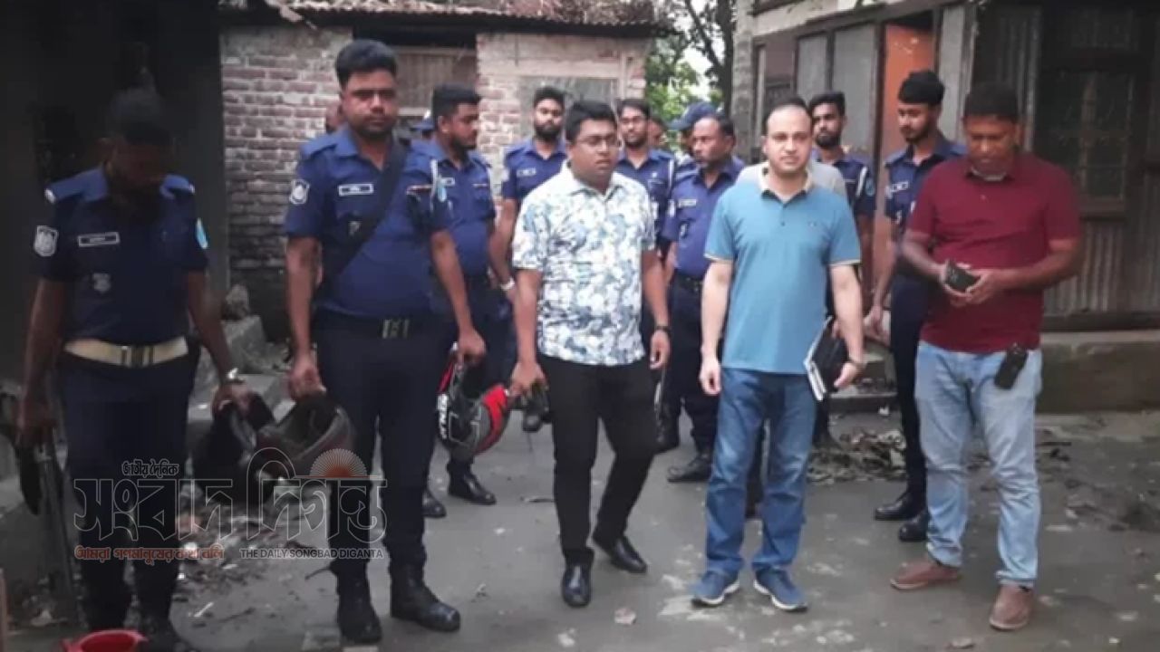 বিকাশ এজেন্টকে কুপিয়ে টাকা ছিনতাই, অভিযানে গিয়ে হামলার শিকার পুলিশ