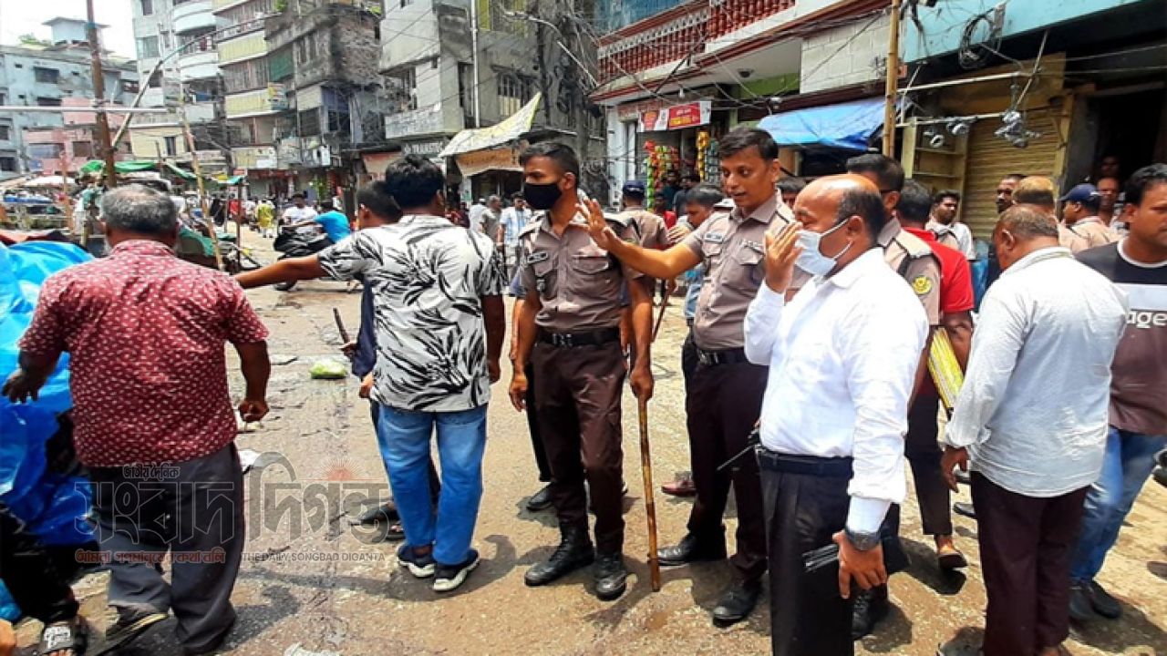 ধোলাইপাড়–যাত্রাবাড়ী এলাকায় সড়ক-ফুটপাত দখলমুক্ত করল ডিএসসিসি
