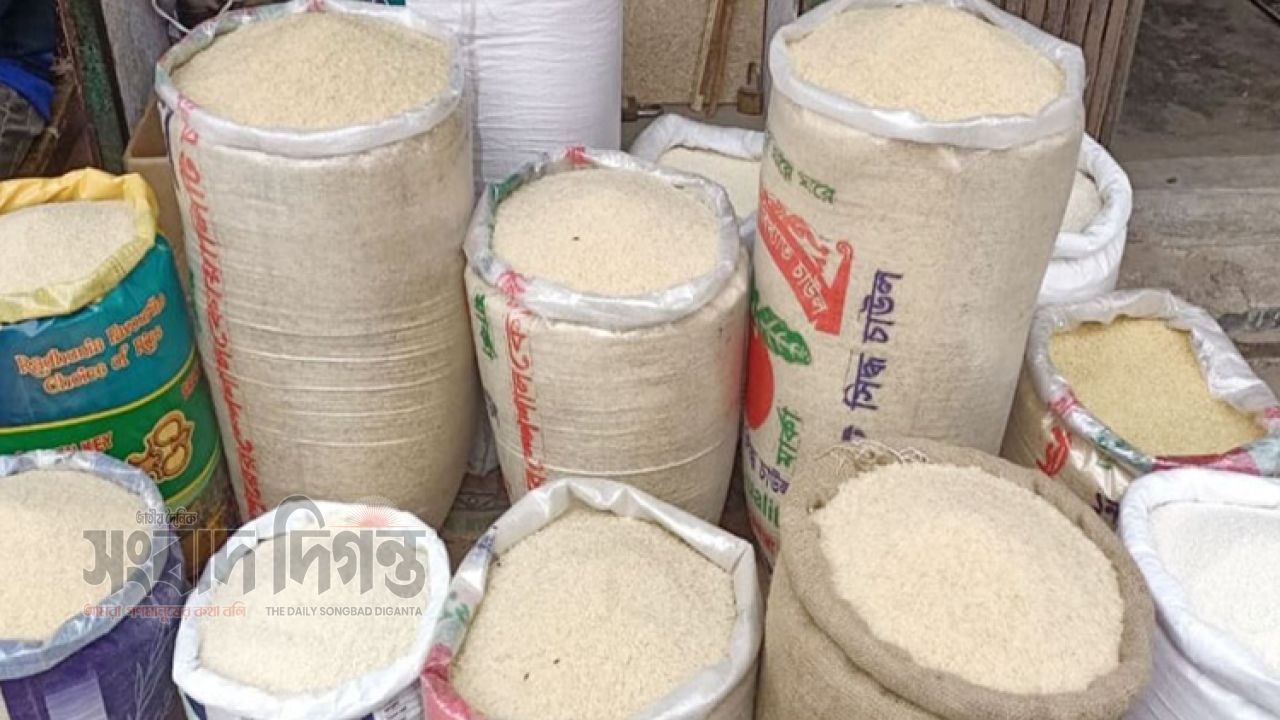 বোরো মৌসুম শেষ না হতেই চালের বাজারে আগুন, কেজিতে বেড়েছে ২ থেকে ৪ টাকা 