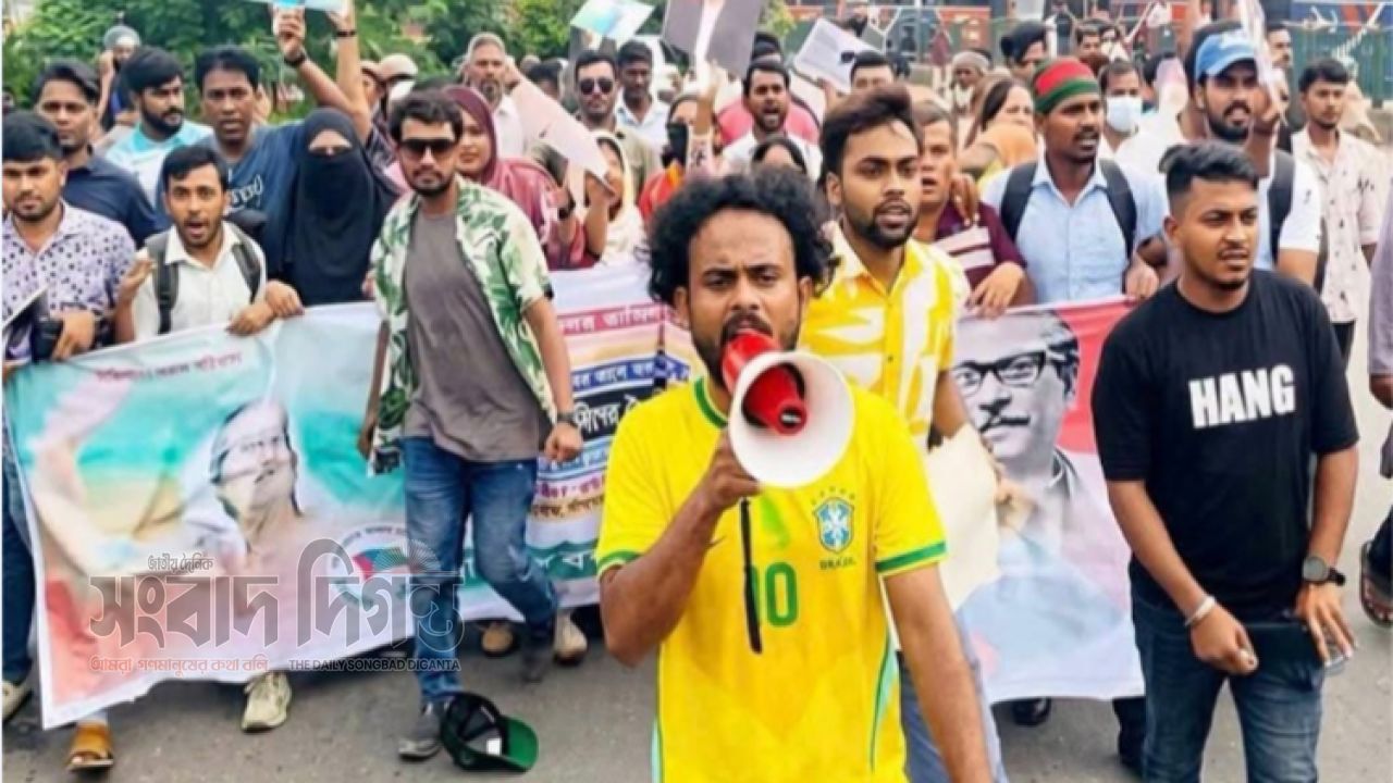 রাজধানীতে বিক্ষোভ মিছিল থেকে আ. লীগের  ককটেল বিস্ফোরণ, উত্তেজনা