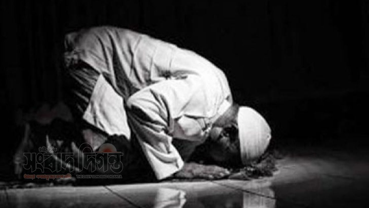 নামাজরত অবস্থায় মৃত্যু : রুকুতে গিয়ে লুটিয়ে পড়লেন মুসল্লি 