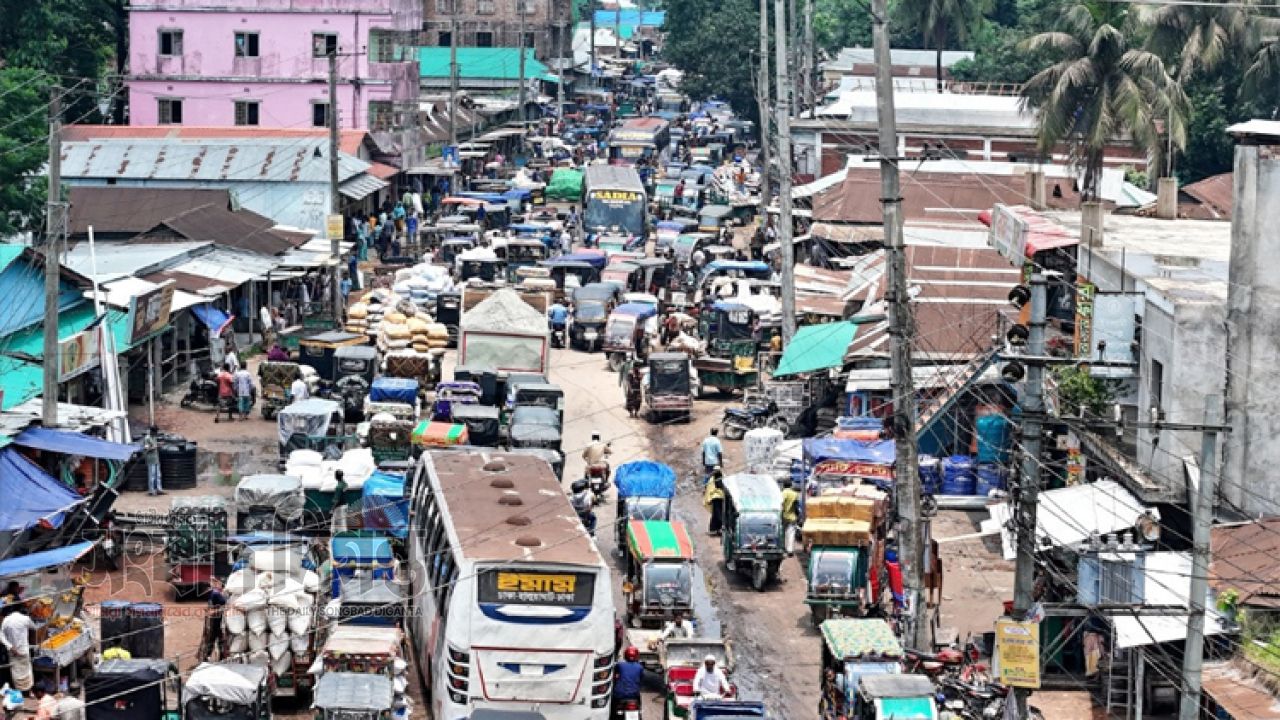 ধারা বাজারের ধান মহলে মহাসড়ক জিম্মি, সাপ্তাহিক হাটে তীব্র যানজটে নাকাল জনজীবন 