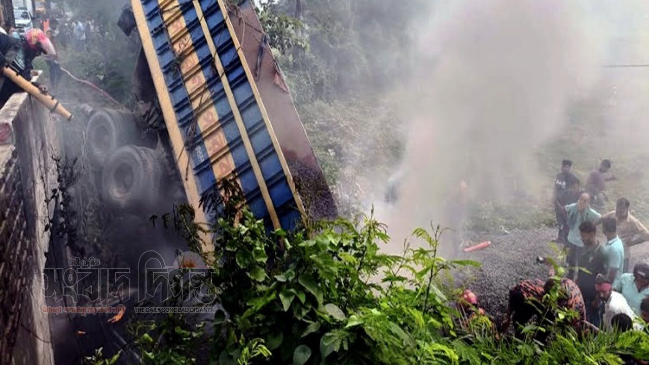 কুষ্টিয়ায় পাথরবোঝাই ট্রাক খাদে উল্টে আগুন, চালক-সহকারী নিহত 