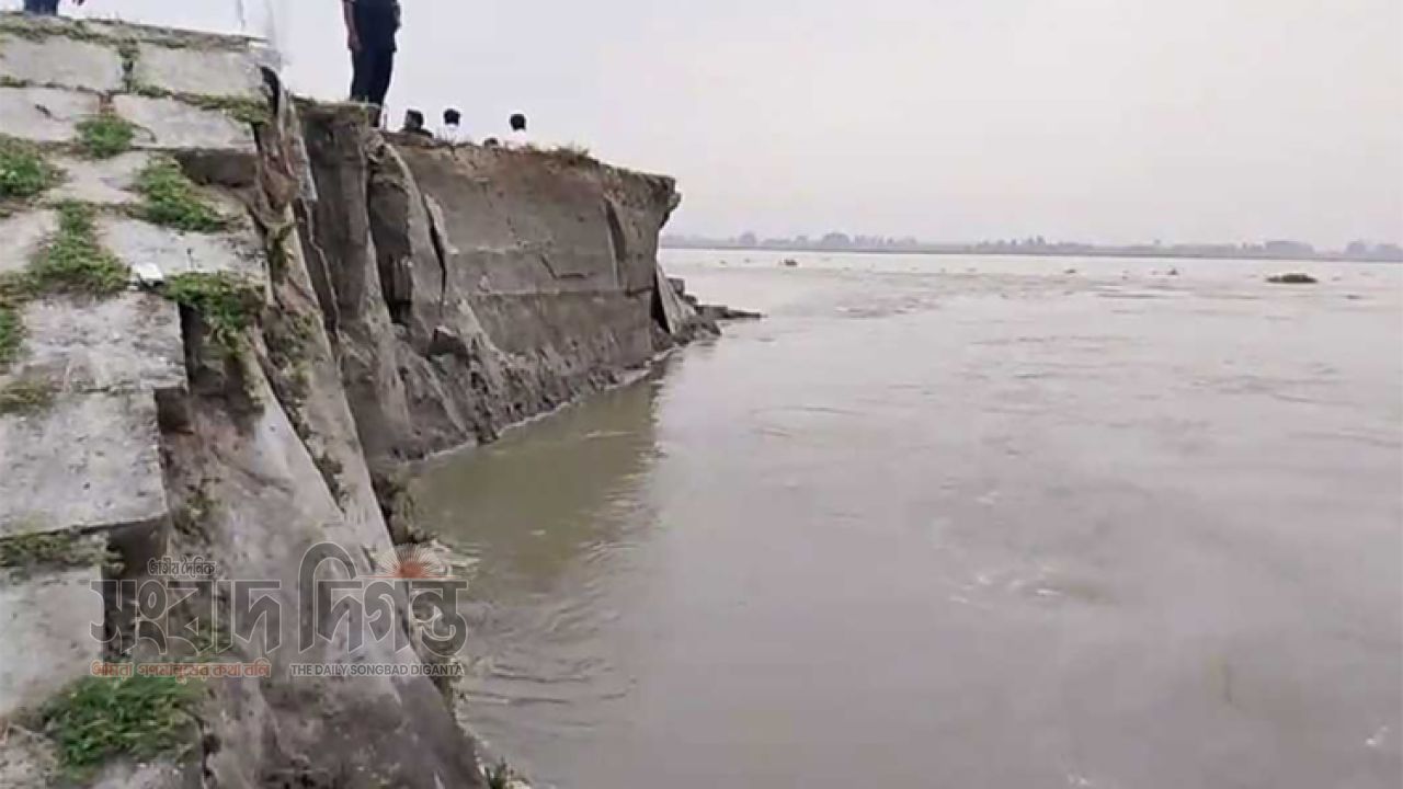 এক বছরও টিকল না বাঁশের পাইলিং, নদীগর্ভে যাচ্ছে সেতু রক্ষা বাঁধ 