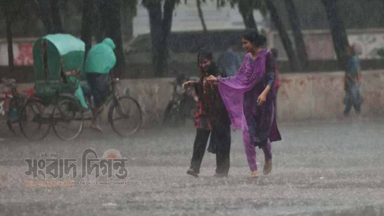 ভ্যাপসা গরমের পর রাজধানীতে স্বস্তির বৃষ্টি, অফিসফেরত মানুষের ভোগান্তি 