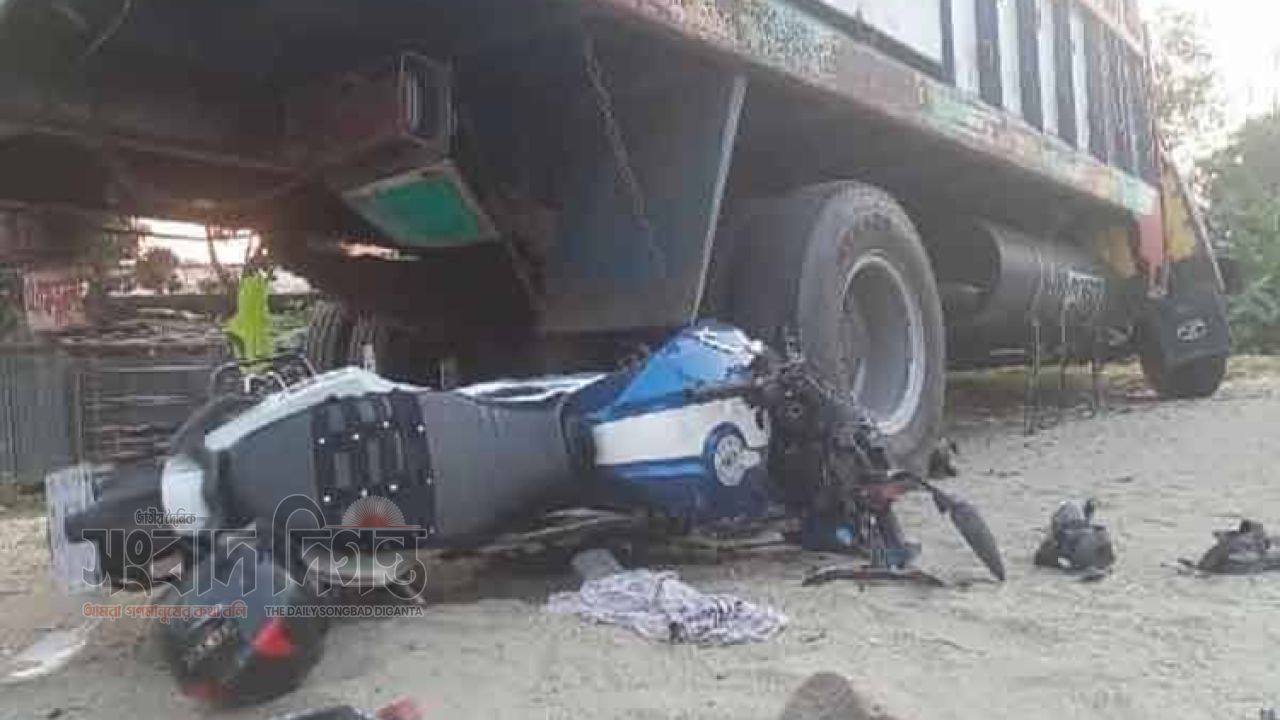 মধুপুরে দাঁড়িয়ে থাকা ট্রাকে মোটরসাইকেলের ধাক্কা, প্রাণ গেল কলেজ ছাত্রর