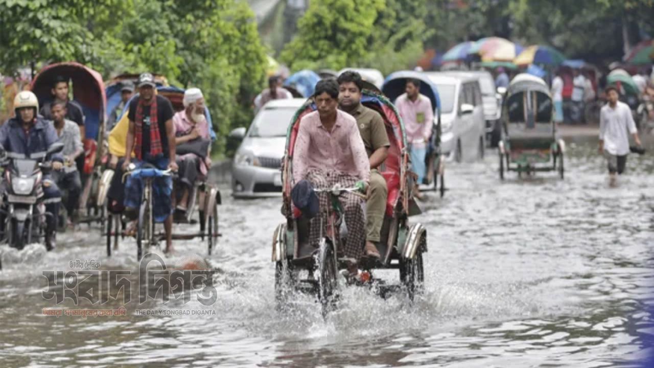 টানা বৃষ্টিতে জলমগ্ন ঢাকা, অফিসফেরত মানুষের চরম ভোগান্তি