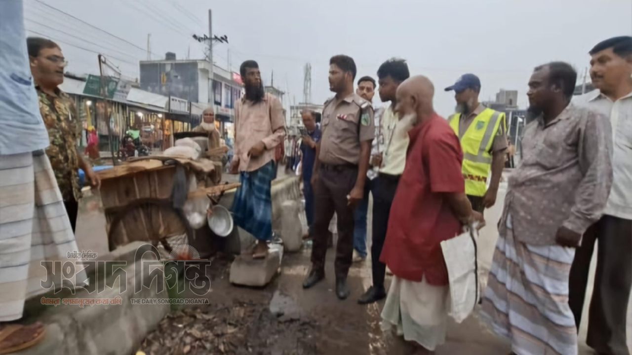 মিঠাপুকুর শঠিবাড়ীতে মহাসড়কে অবৈধ দোকান উচ্ছেদ 