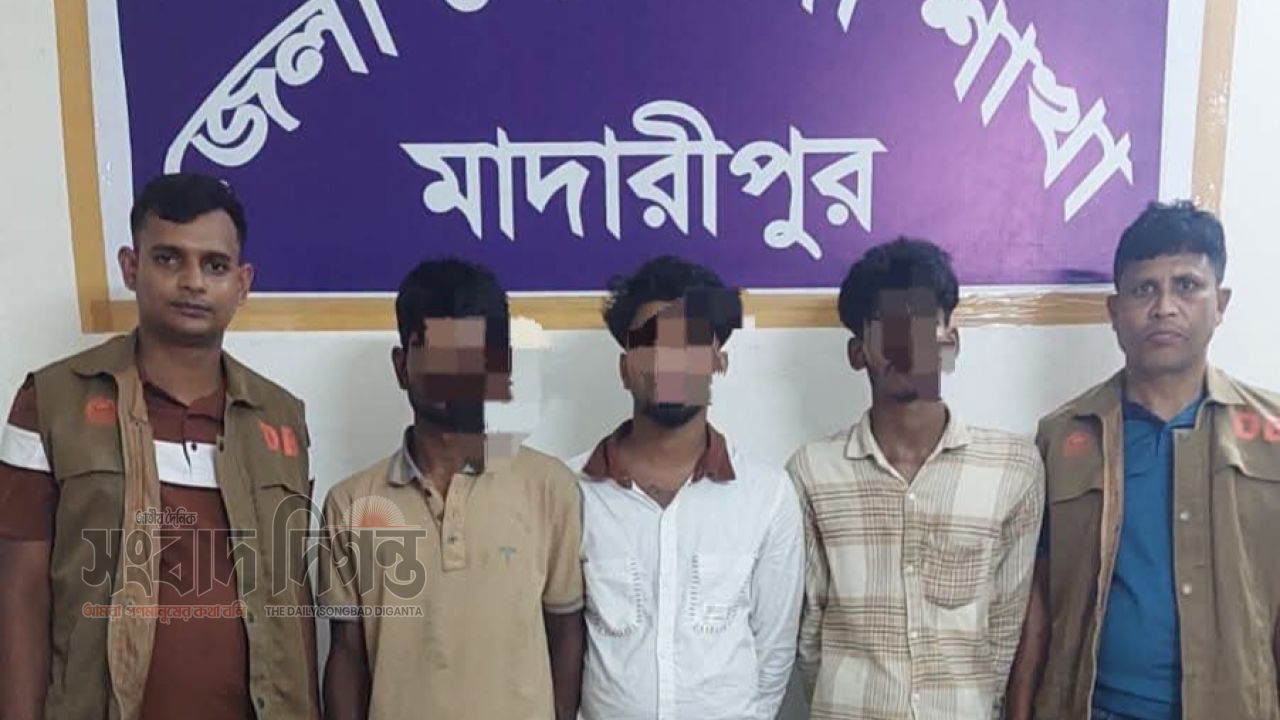মাদারীপুরে ডিবির অভিযানে ৩০০ পিস ইয়াবাসহ আটক ৩ 
