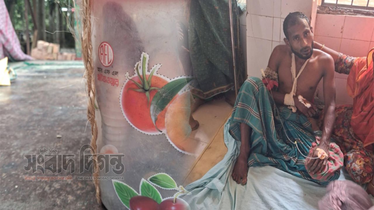 রাজবাড়ীর পাংশায় বিরল ঘটনা: গোখরার ছোবল খেয়ে জীবন্ত সাপ নিয়ে হাসপাতালে কৃষক 