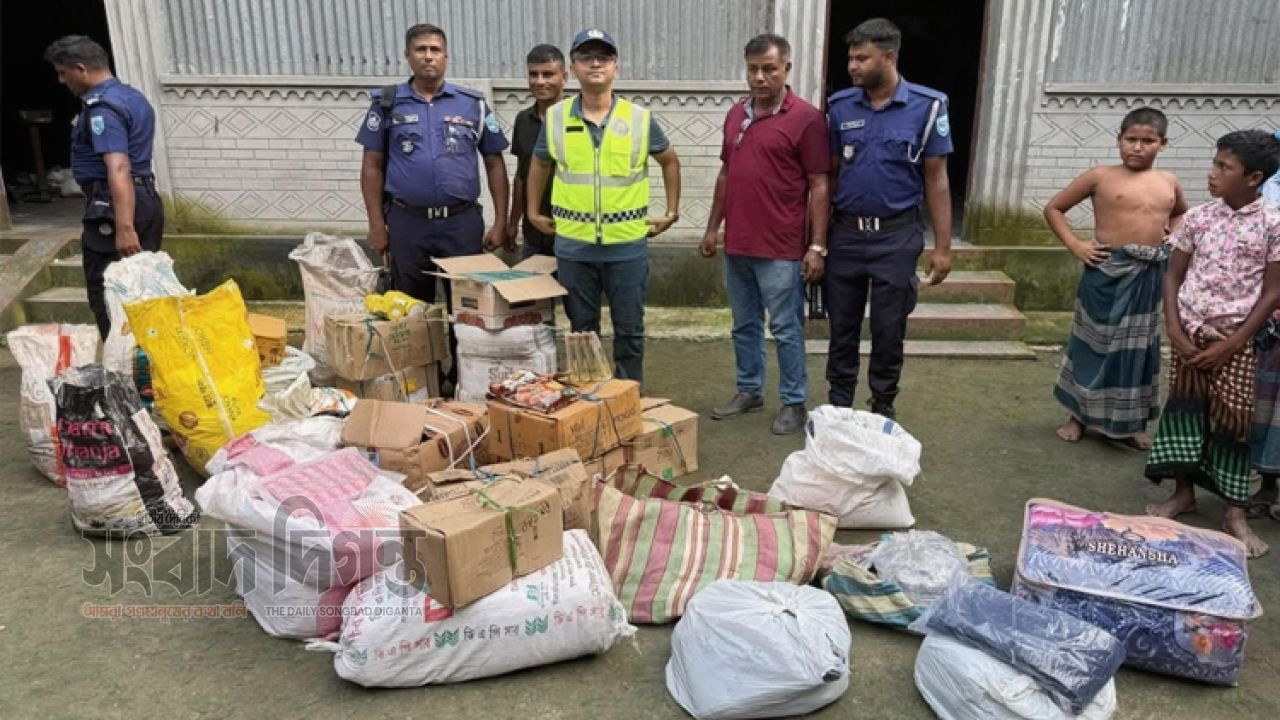 কুড়িগ্রামে ধানের গোলা থেকে বিপুল পরিমাণ ভারতীয় চোরাই পণ্য জব্দ 