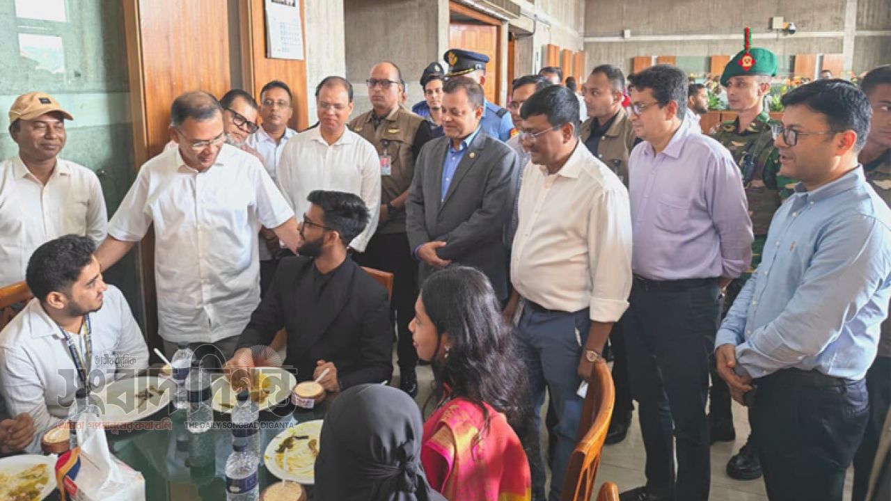সংসদ পরিদর্শনে আসা শিক্ষার্থীদের সঙ্গে মধ্যাহ্নভোজে প্রধানমন্ত্রী তারেক রহমান