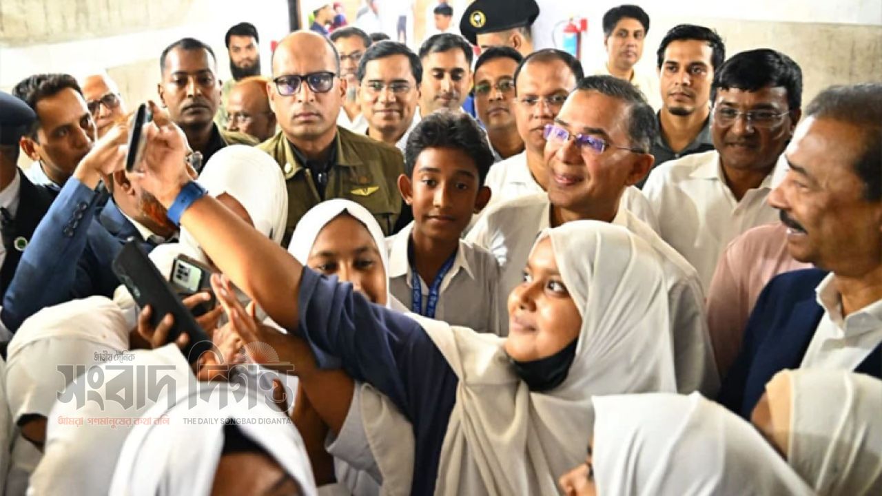 সংসদ ভবন পরিদর্শনে মনোহরগঞ্জের শিক্ষার্থীরা, প্রধানমন্ত্রীর সঙ্গে সেলফিতে উচ্ছ্বাস 
