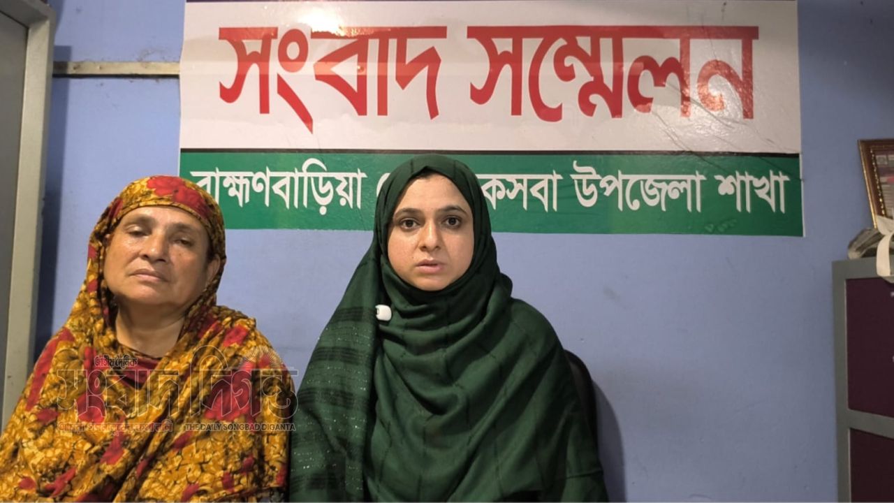  ব্যাংক কর্মকর্তা ছেলের বিরুদ্ধে প্রতারণা ও ভরণপোষণ না দেওয়ার অভিযোগ, বৃদ্ধ মায়ের সংবাদ সম্মেলন 