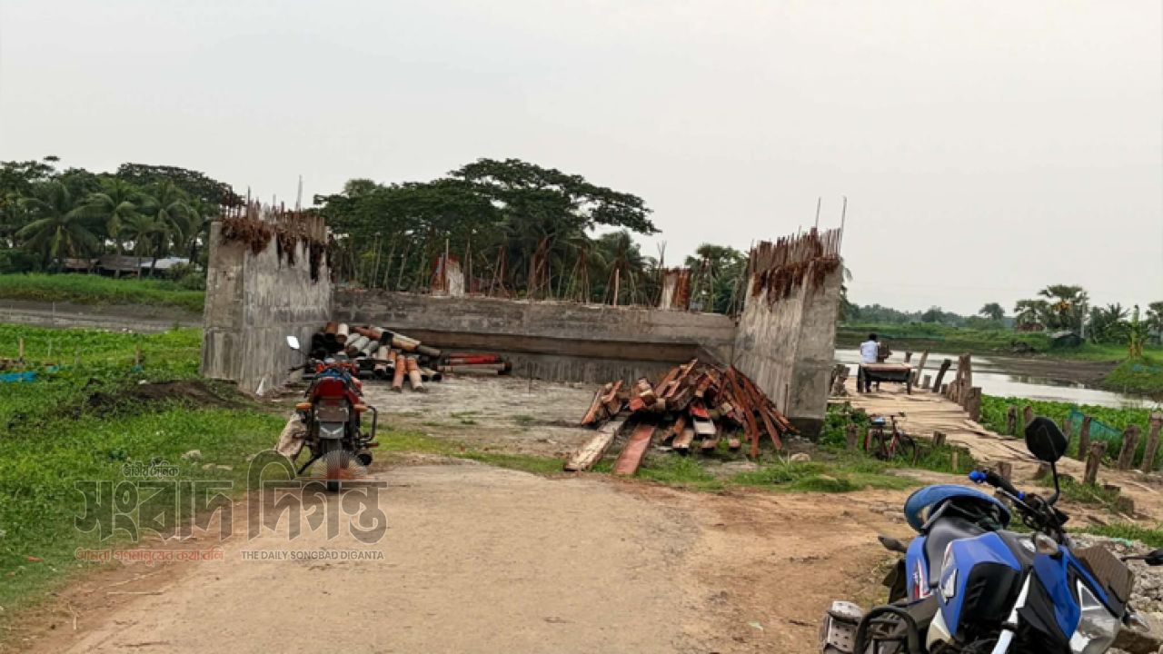 মনিরামপুরে শেষ হয়নি দুই বছরে সেতুর কাজ চলাচলে চরম ভোগান্তি  