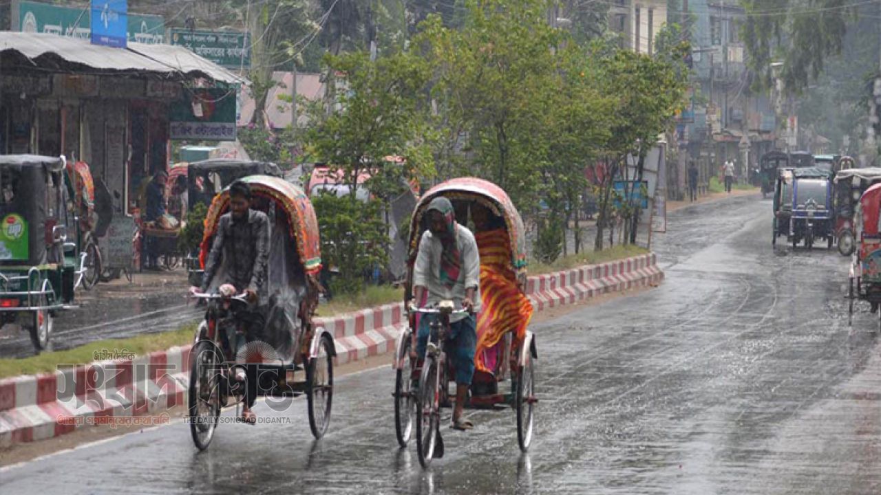 ভ্যাপসা গরমের মাঝেই সকাল থেকে ঝিরিঝিরি বৃষ্টি, মিলছে না স্বস্তি 