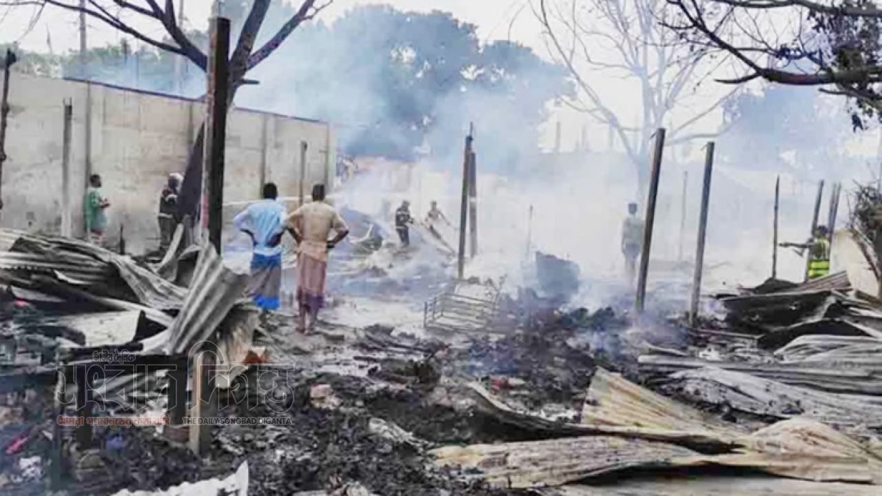 নেত্রকোণায় ভয়াবহ অগ্নিকাণ্ডে পুড়ে ছাই বসতঘর, প্রায় ১০ লাখ টাকার ক্ষতির দাবি 