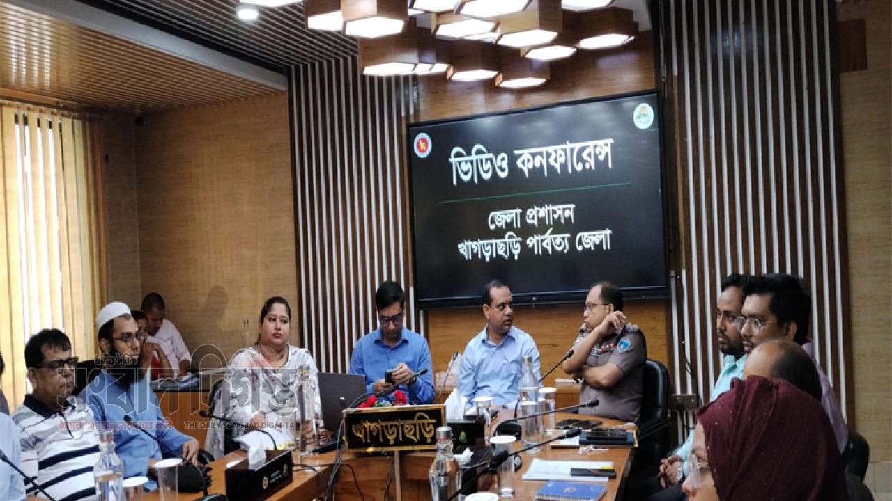 খাগড়াছড়িতে ‘নজরুল বর্ষ উদ্বোধন: শিল্পীদের অনুদানের চেক বিতরণ