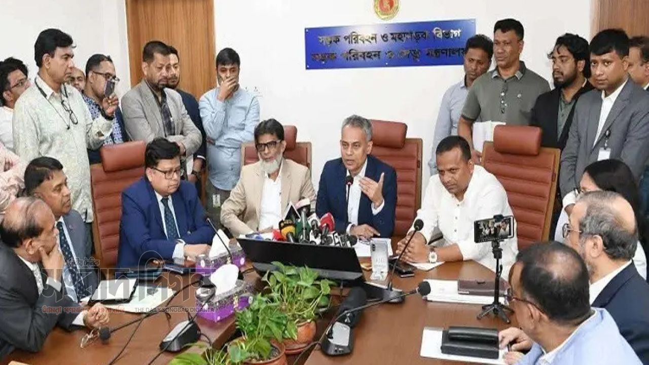পদ্মা রেল সেতুর পিলারের নিচে মাটি কাটায় ঝুঁকি নেই, গুজবে কান না দেওয়ার আহ্বান মন্ত্রীর