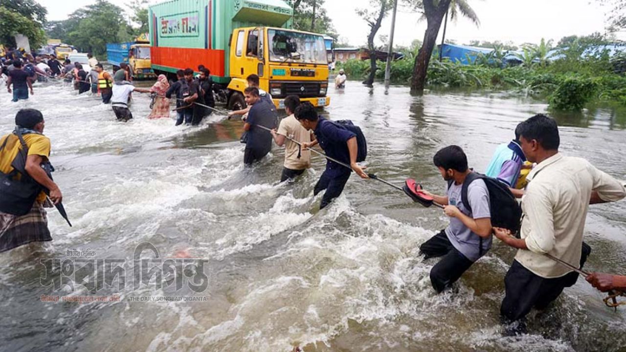উজানের ভারী বৃষ্টিতে বাড়ছে বন্যার ঝুঁকি, সতর্ক করল পূর্বাভাস কেন্দ্র