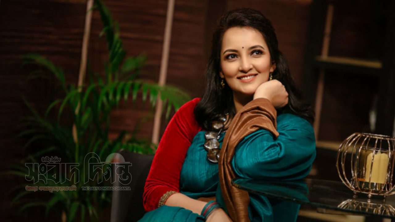 দীর্ঘ বিরতি ভেঙে ক্যামেরার সামনে মুনমুন 