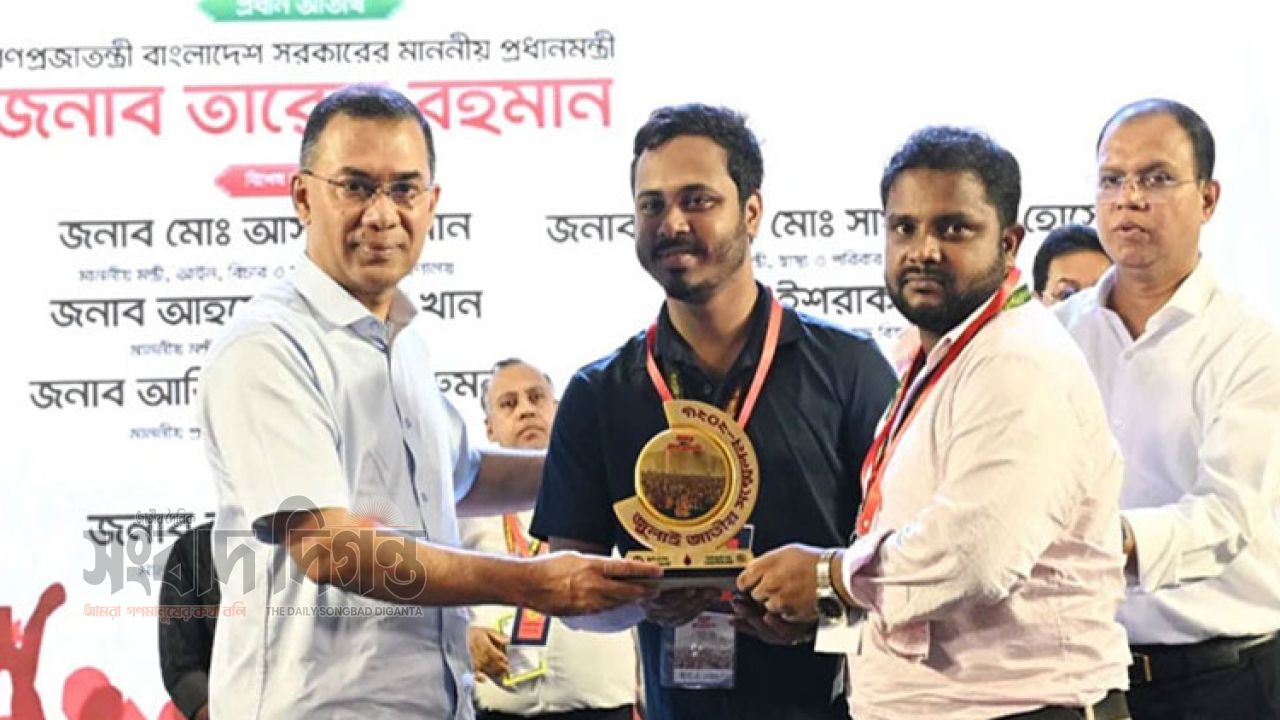 জুলাই শহীদ পরিবার ও আহত যোদ্ধাদের হাতে ‘জুলাই স্মৃতি স্মারক’ তুলে দিলেন তারেক রহমান 