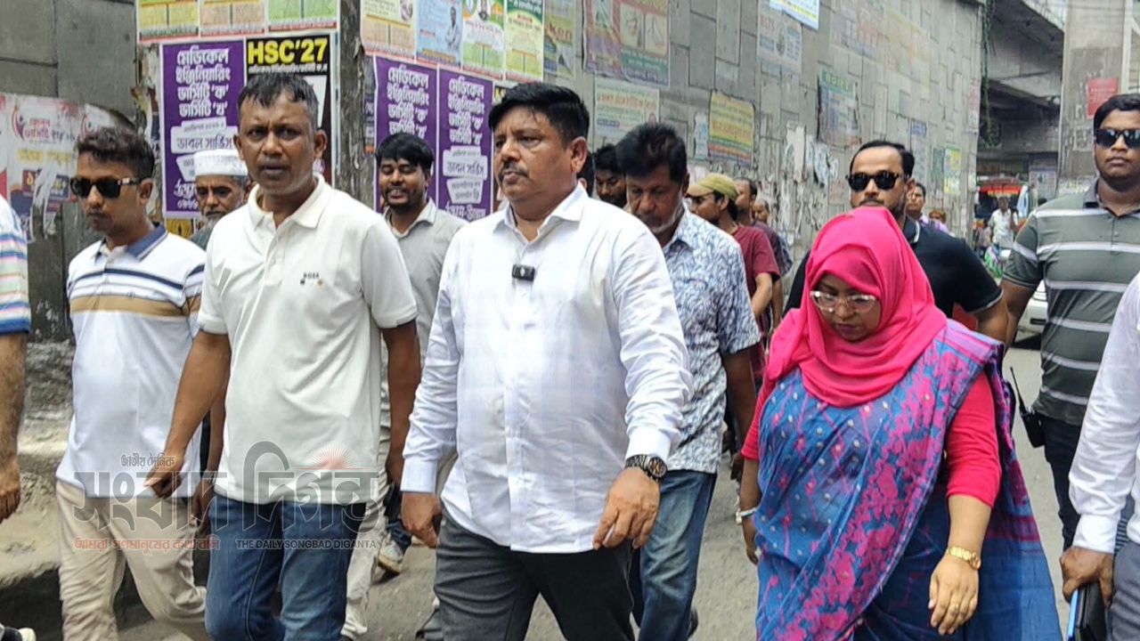 সুন্দর নগর গড়ার লক্ষ্যে গাজীপুর চৌরাস্তা এলাকা পরিদর্শনে প্রশাসক শওকত হোসেন সরকার