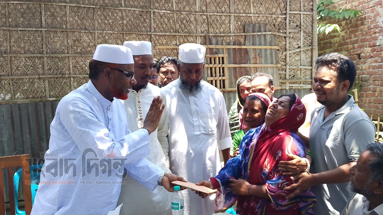 সড়ক দুর্ঘটনায় নিহত  নির্মলর পরিবারের পাশে এমপি রায়হান সিরাজী 