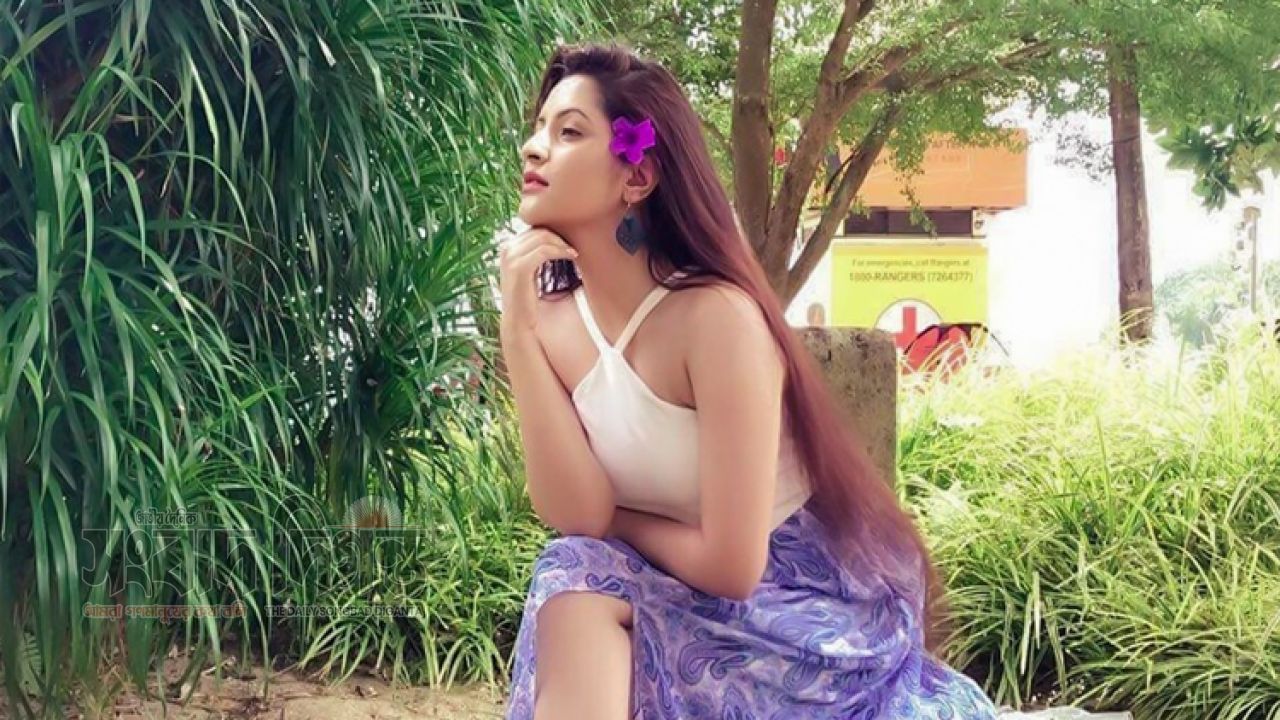 হুইলচেয়ারে পরীমণি