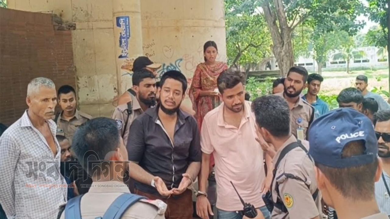 পুলিশ পরিচয়ে তল্লাশির অভিযোগে দুই যুবক আটক 