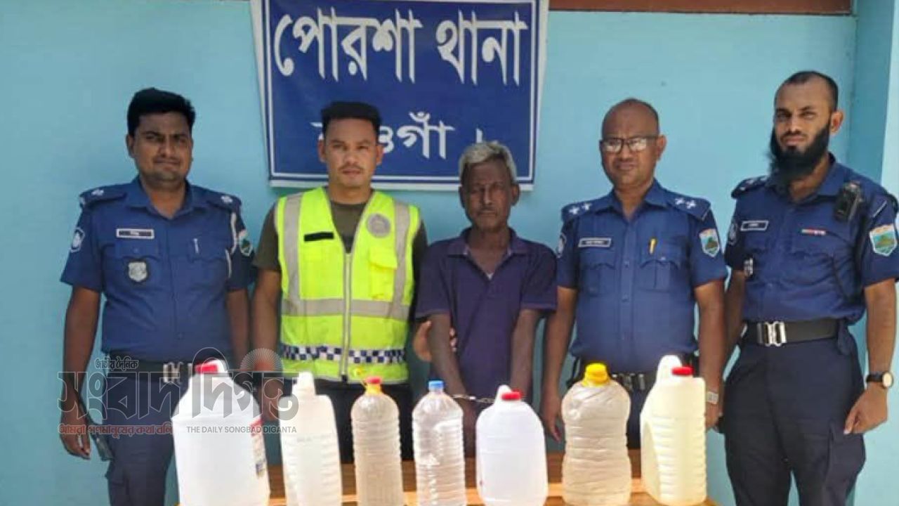 নওগাঁর পুলিশ সুপারের নির্দেশে ৩৪ লিটার দেশীয় চোলাই মদ সহ  ০১ জন  গ্রেফতার