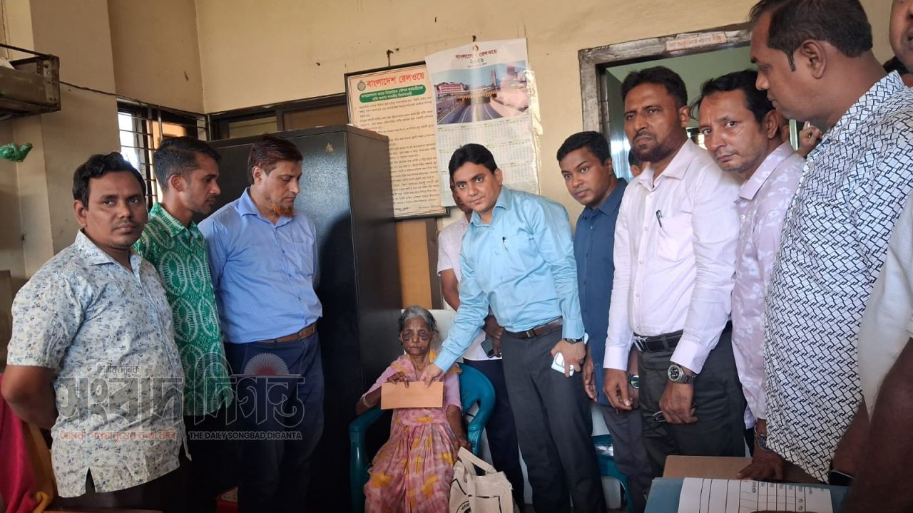 রায়পুরায় নির্যাতিত বৃদ্ধা বুবির পাশে প্রশাসন,সার্বিক দায়িত্ব নিলেন ইউএনও মাসুদ রানা 