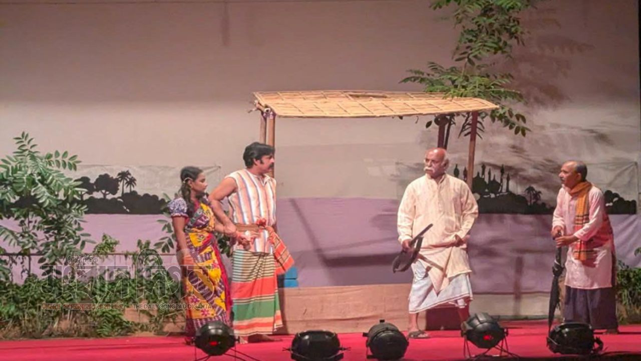 কিশোরগঞ্জ শিল্পকলা একাডেমিতে মঞ্চায়িত হয় নাটক   “ সখিনার বিলাপ ”