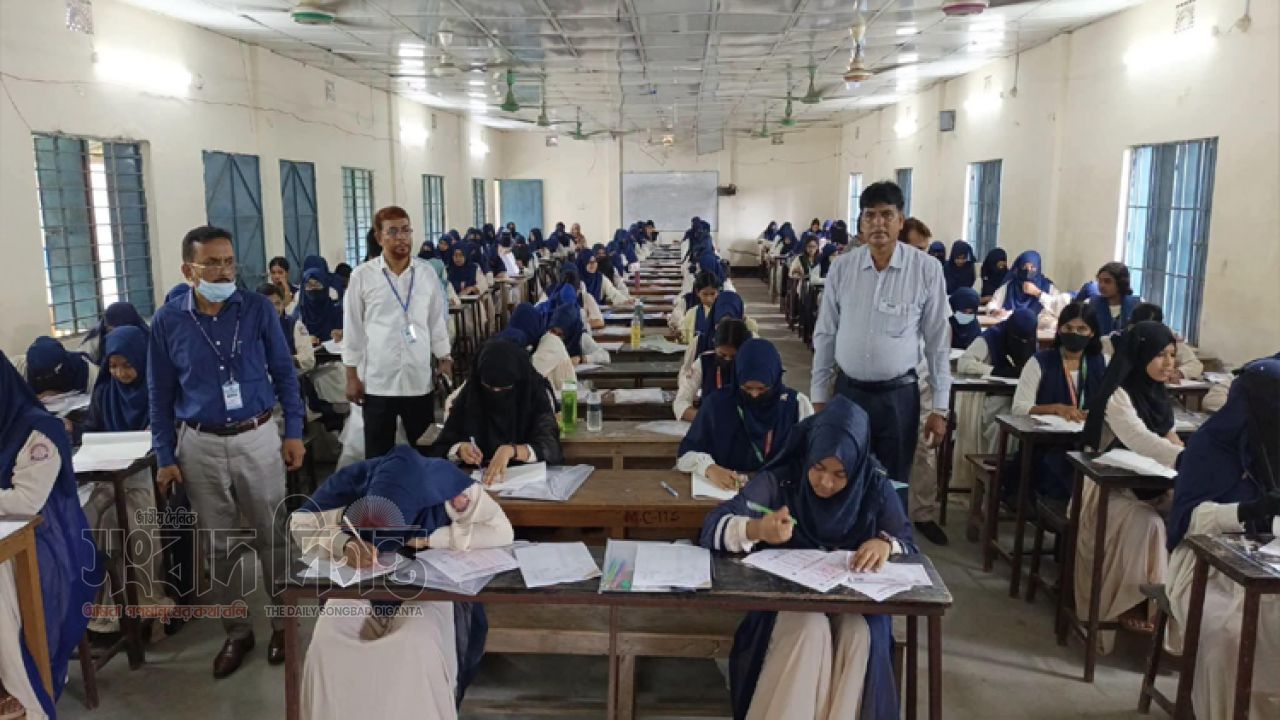 রাজবাড়ীর পাংশায় পরীক্ষায় মোবাইল ফোন ব্যবহার করায় ৩ পরীক্ষার্থী বহিষ্কার 
