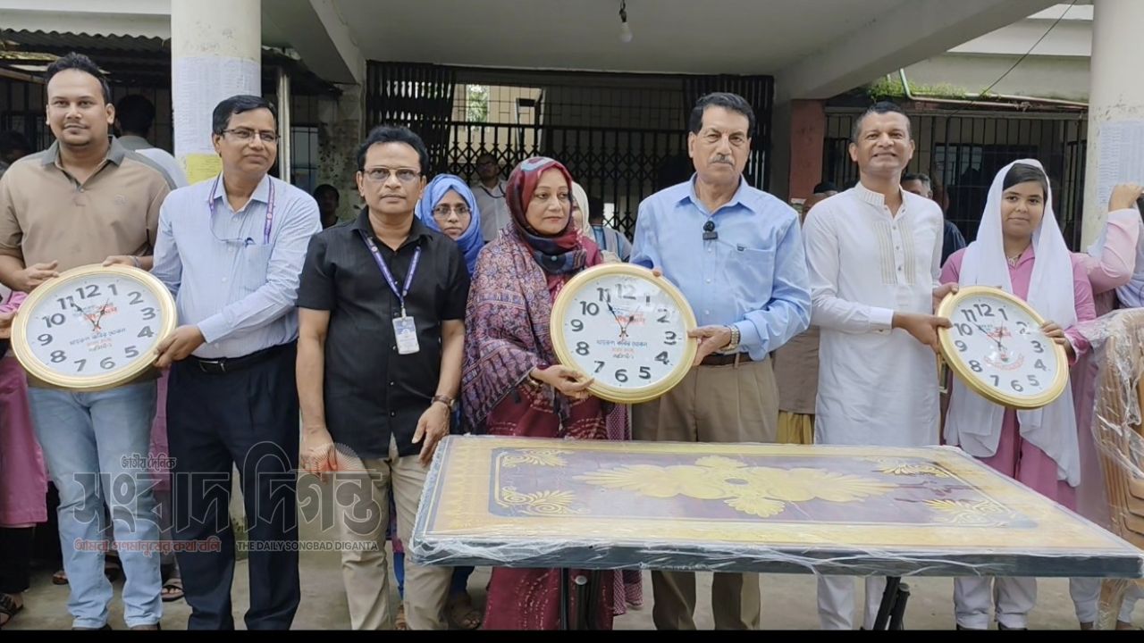 নরসিংদী সরকারি মহিলা কলেজে শিক্ষা উপকরণ বিতরণ, শিক্ষার্থীদের পাশে জেলা ছাত্রদল 