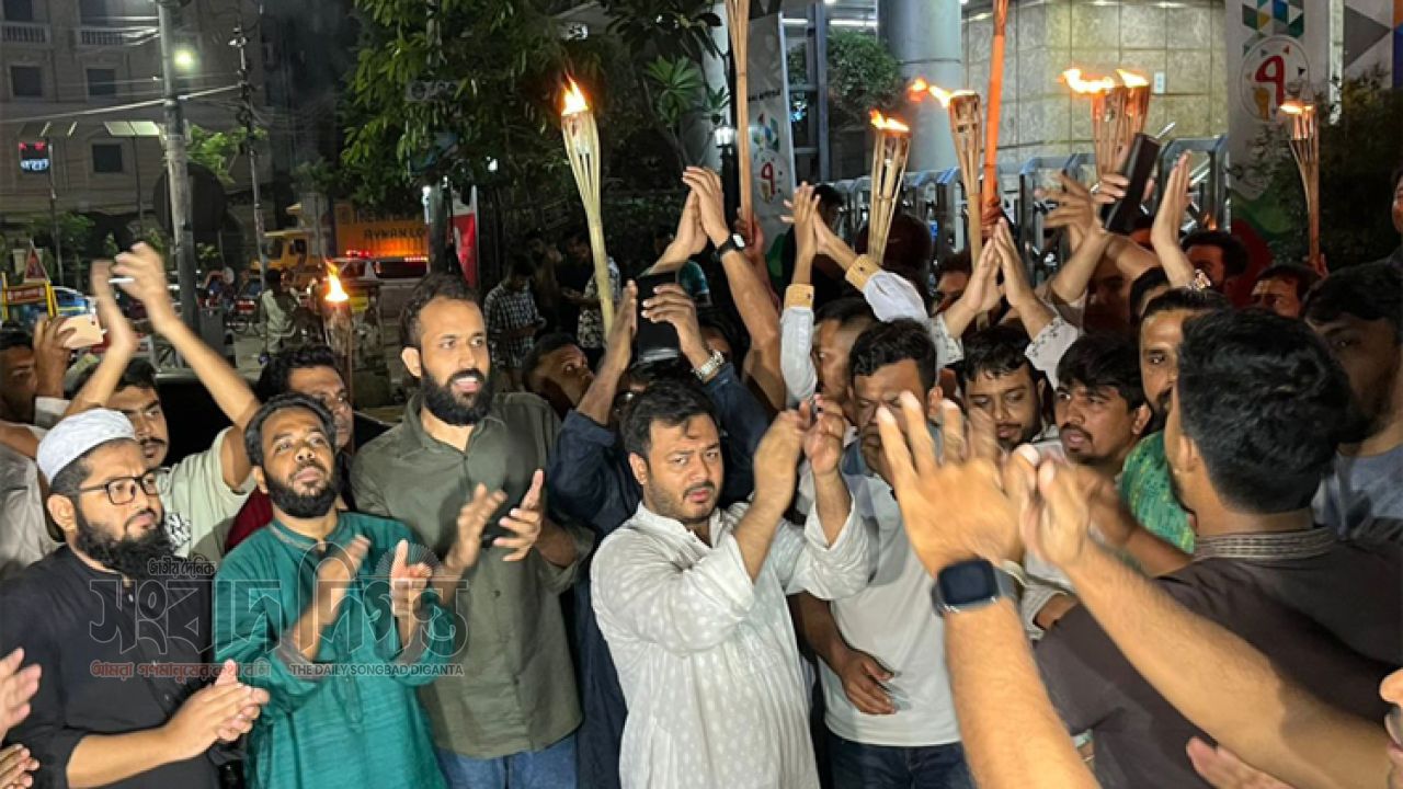 সাভারে ককটেল হামলার প্রতিবাদে মধ্যরাতে রাজধানীতে এনসিপির মশাল মিছিল