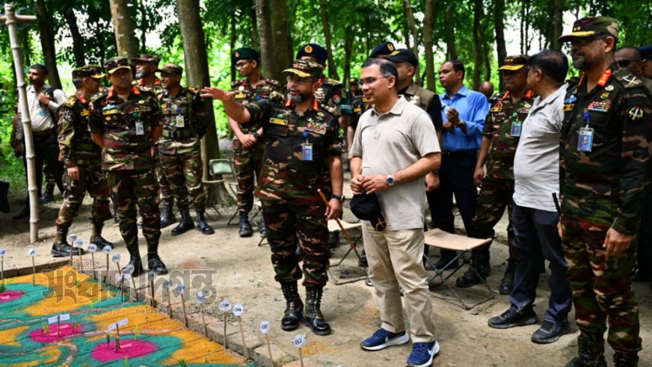গ্রীষ্মকালীন সামরিক মহড়া পরিদর্শনে প্রধানমন্ত্রী সিংগাইরে সেনা ক্যাম্পে