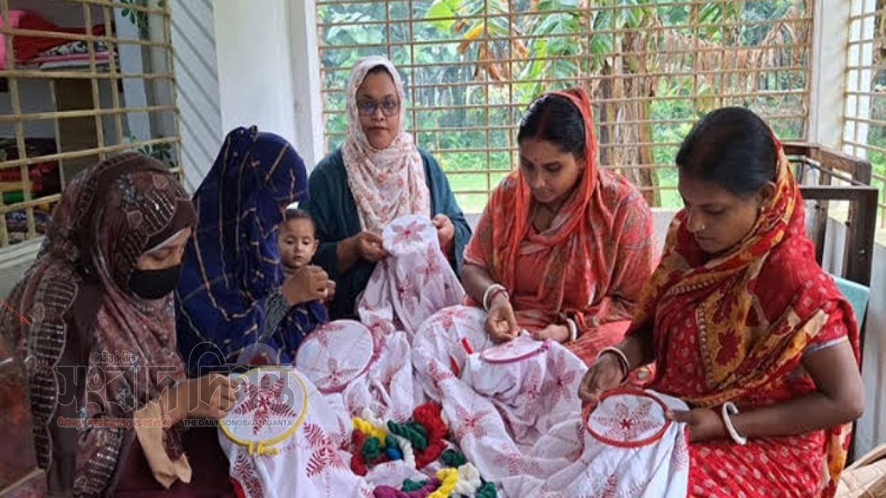 এক নারীর সাহসে বদলে গেল একটি গ্রাম, স্বাবলম্বী হচ্ছেন শতাধিক নারী