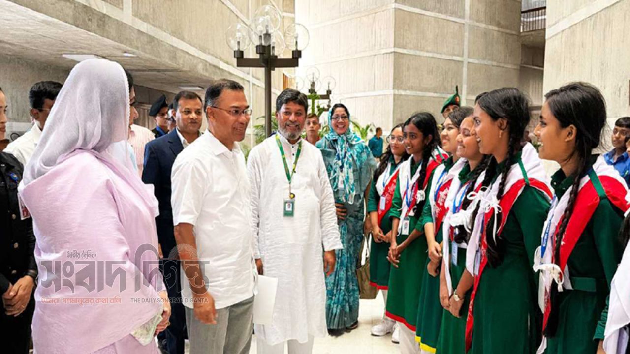 শিক্ষার্থীদের সঙ্গে প্রধানমন্ত্রীর আলাপ, দেশ গঠনে প্রস্তুতির আহ্বান