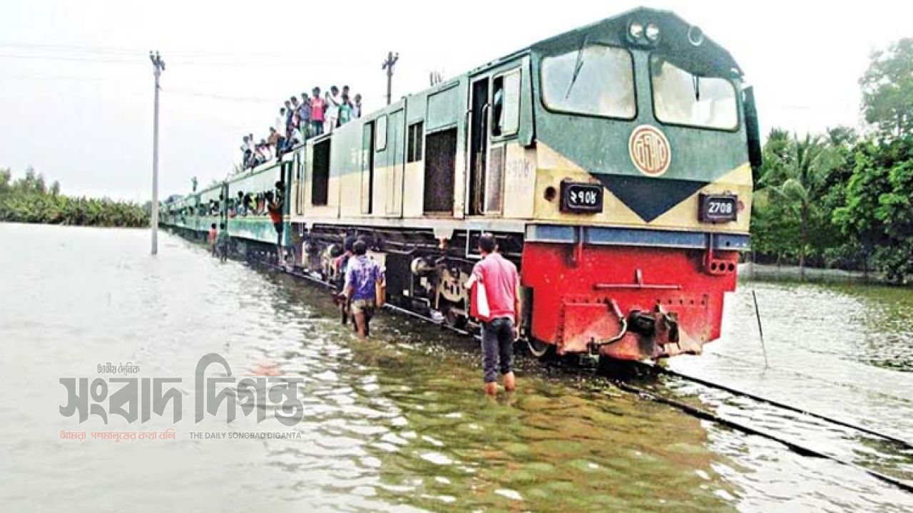রেললাইন ডুবে বন্ধ কক্সবাজার রুট, চট্টগ্রাম স্টেশনে আটকা শত শত যাত্রী 