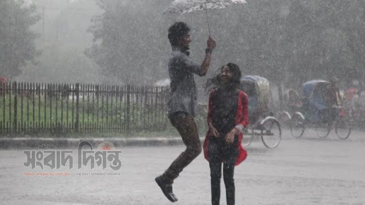 রিমঝিম বৃষ্টি, তবুও কমেনি ভ্যাপসা গরম 