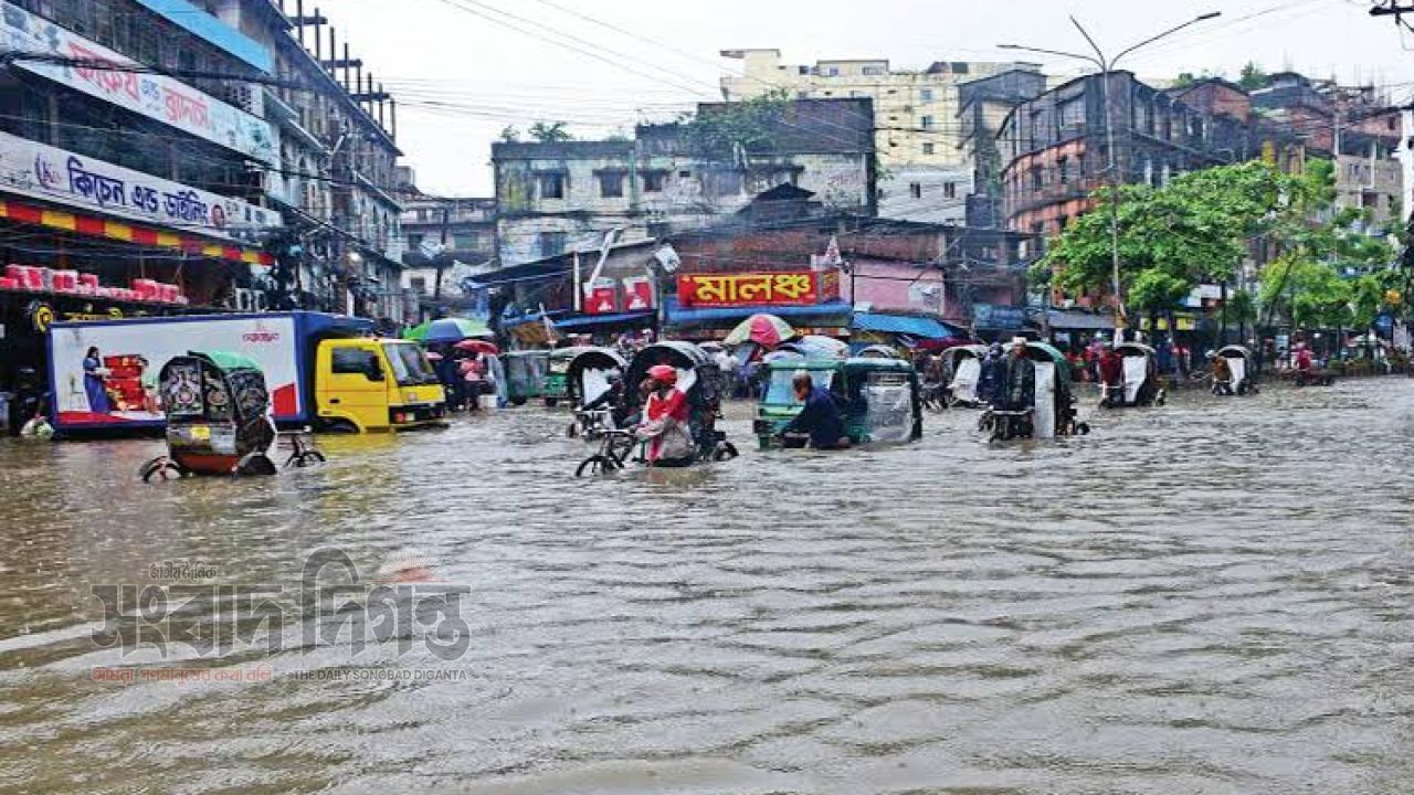 ৪২ বছরের রেকর্ড বৃষ্টি, পানির নিচে চট্টগ্রাম, জলাবদ্ধতায় চরম দুর্ভোগ