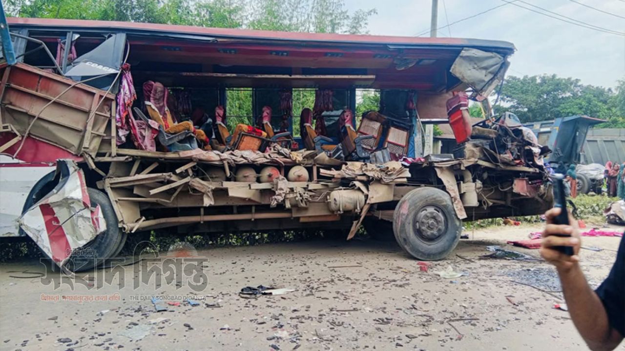 ঢাকা-সিলেট মহাসড়কে ভয়াবহ দুর্ঘটনা, প্রাণ গেল বাসচালকসহ ২ জনের 