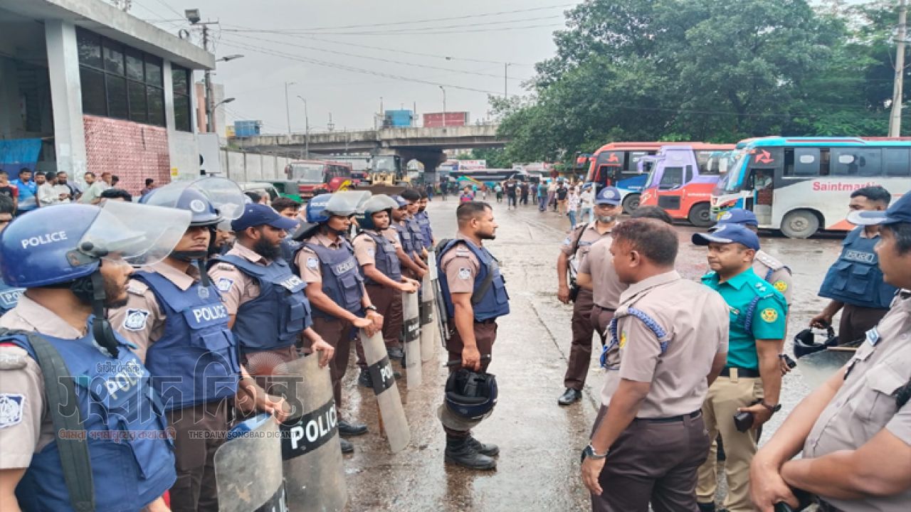 সায়েদাবাদে পরিত্যক্ত বাস উচ্ছেদে ট্রাফিক-ডিএসসিসির অভিযান