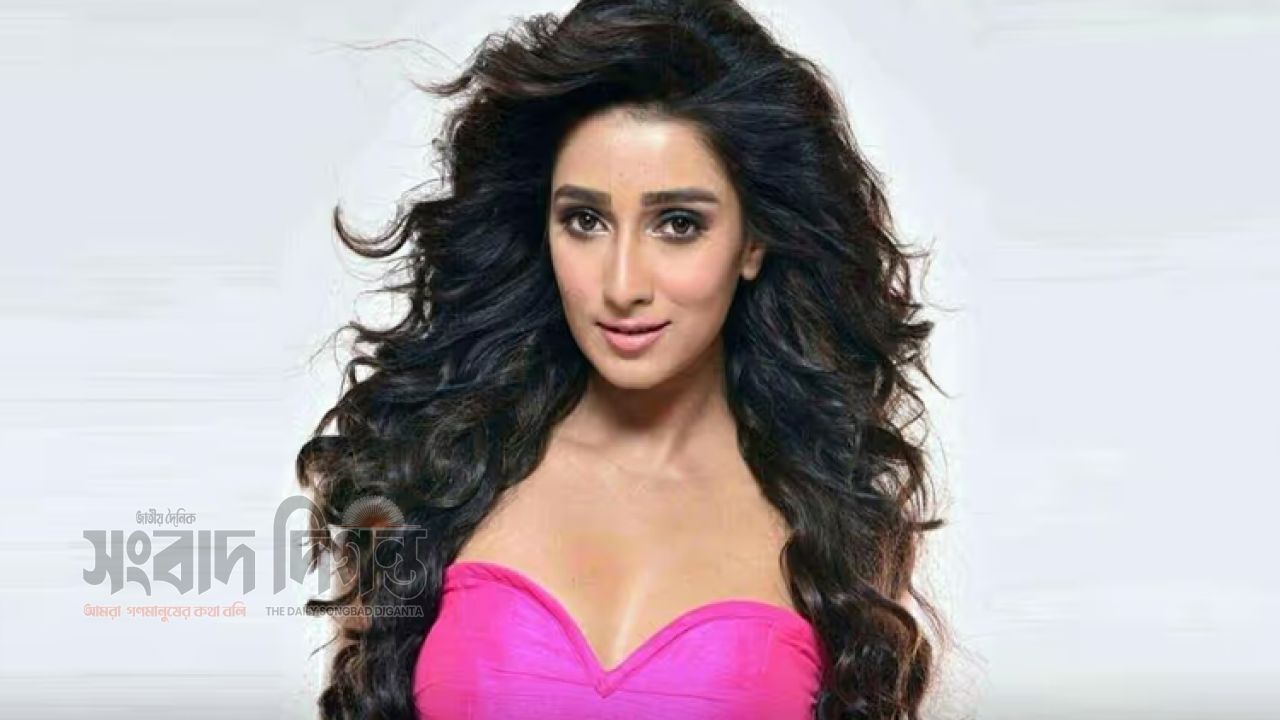 ফিরছেন সায়ন্তিকা