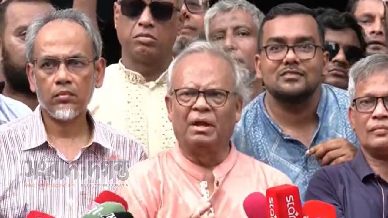 ‘সরকারকে ঘিরে ষড়যন্ত্র হতে পারে’, সতর্ক থাকার আহ্বান রিজভীর