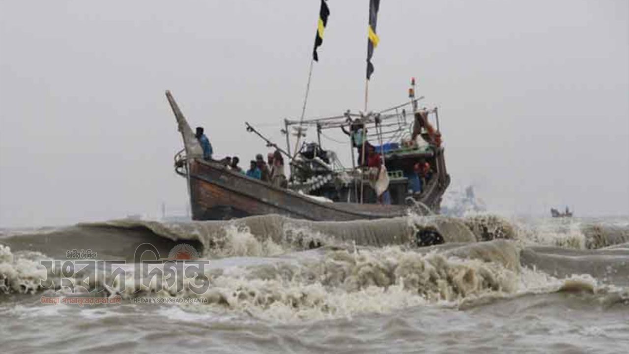 গভীর সাগরে ট্রলারডুবি: তিন দিন পর জীবিত উদ্ধার এক জেলে, এখনও নিখোঁজ ৫ 
