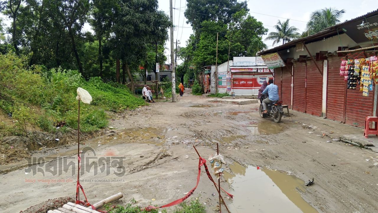 ধীরগতির নির্মাণকাজে ইটাহাটা–কলাবাগান সড়কে চরম দুর্ভোগ, দ্রুত সমাধান চান এলাকাবাসী