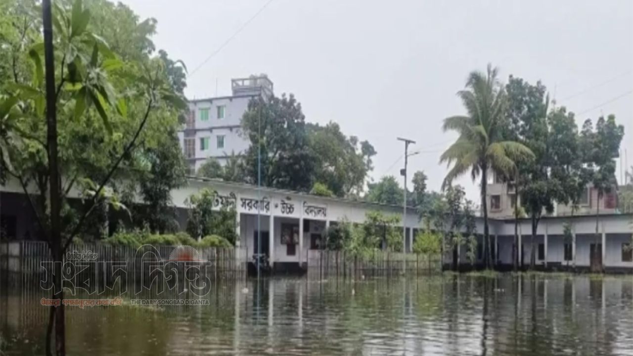 টানা বর্ষণে কটিয়াদী সরকারি পাইলট বালক উচ্চ বিদ্যালয় জলাবদ্ধ  শ্রেণিকক্ষ  শিক্ষক-শিক্ষার্থী