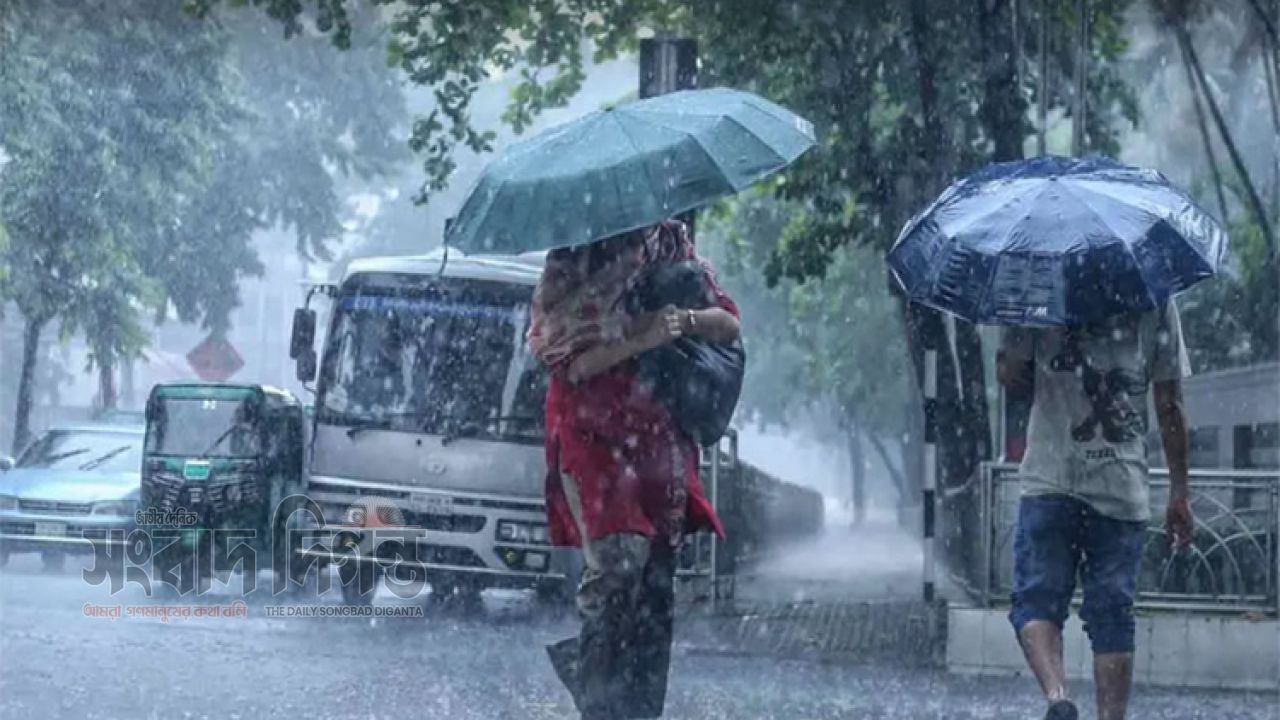 সক্রিয় মৌসুমি বায়ু: দেশজুড়ে ভারী বর্ষণ, পাহাড়ে ভূমিধসের আশঙ্কা 